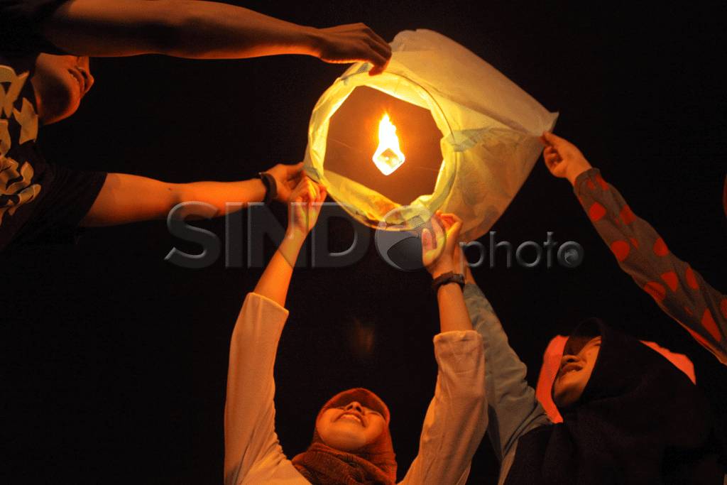 Ribuan Lampion Untuk...