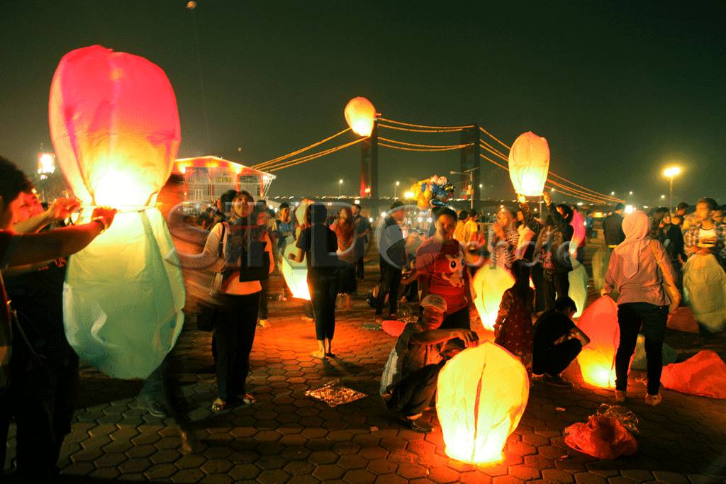 Ribuan Lampion Untuk...