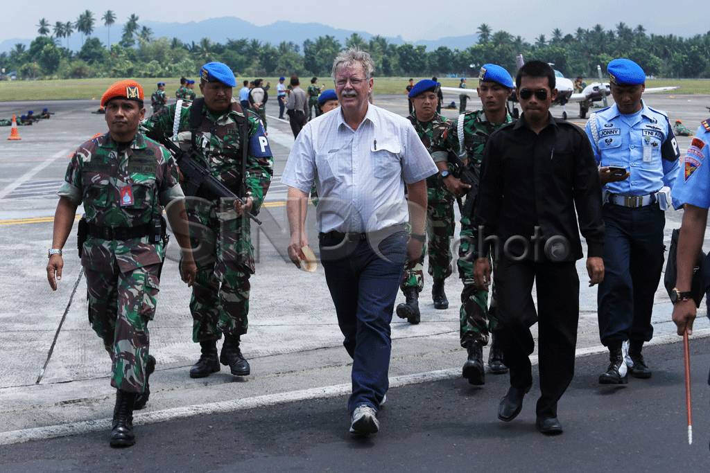 Jet Tempur Sukhoi Daratkan...