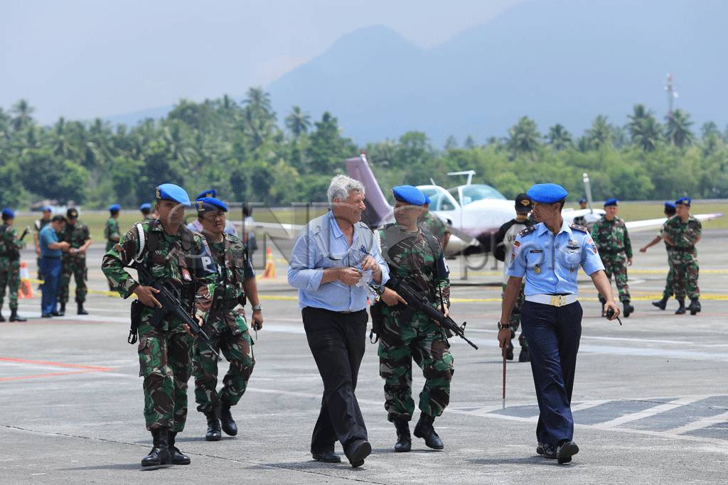 Jet Tempur Sukhoi Daratkan...