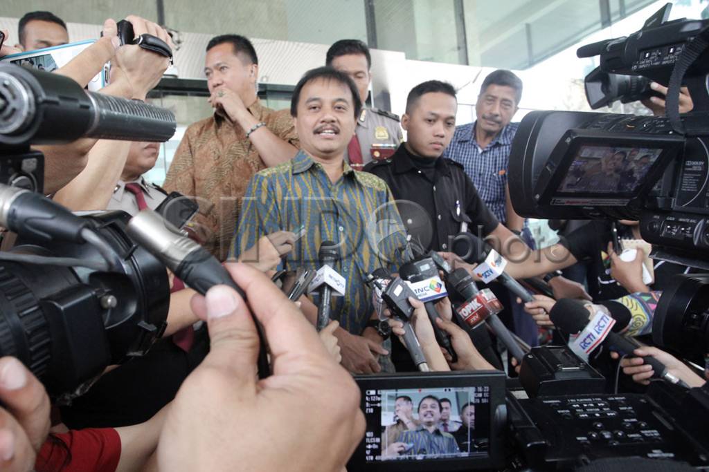 Roy Suryo Jenguk Andi...