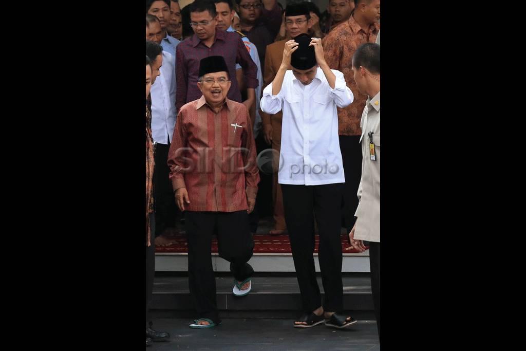 Jokowi-JK Salat Jumat...