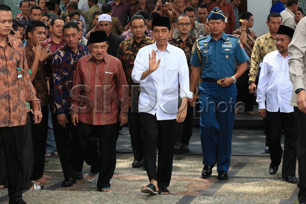 Jokowi-JK Salat Jumat...