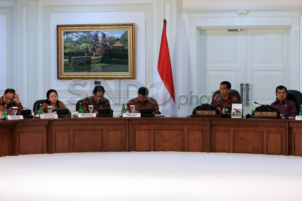 Rapat Kabinet Pertama...