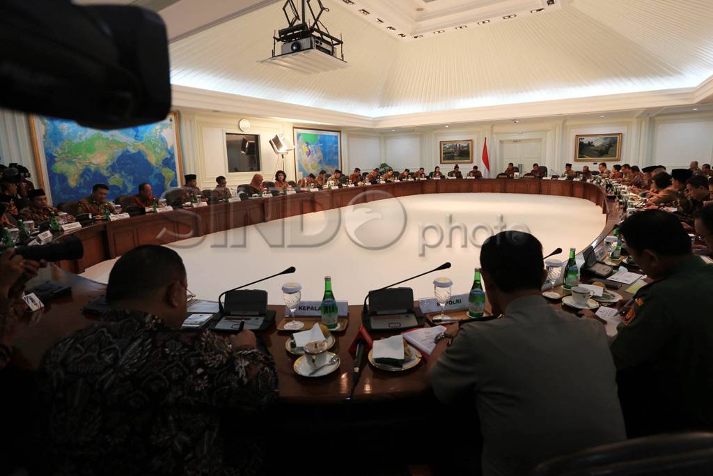 Rapat Kabinet Pertama...