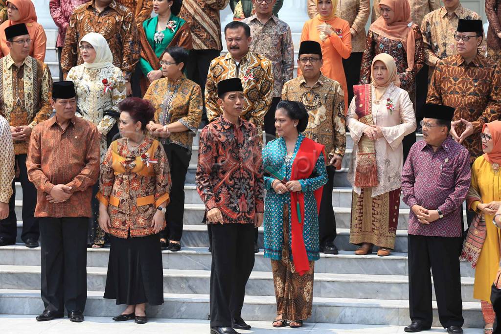 Ibu Negara Iriana Tampil...