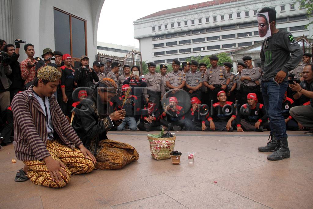 Buruh di Semarang Tuntut...