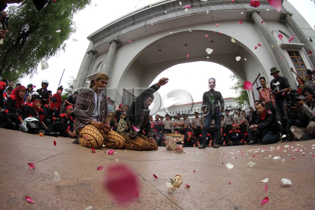 Buruh di Semarang Tuntut...