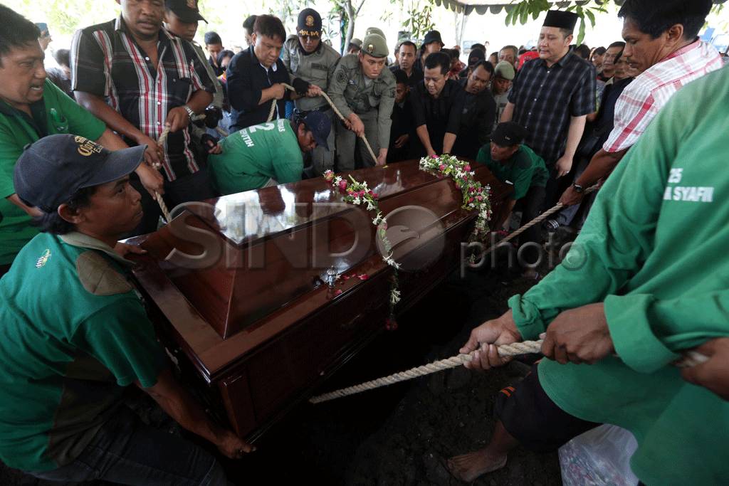 Tri Rismaharini Hadiri...