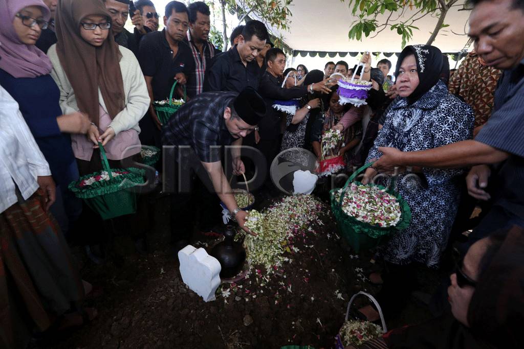 Tri Rismaharini Hadiri...
