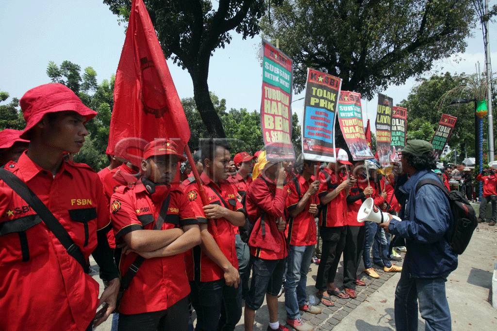 Buruh Tuntut Kenaikan...