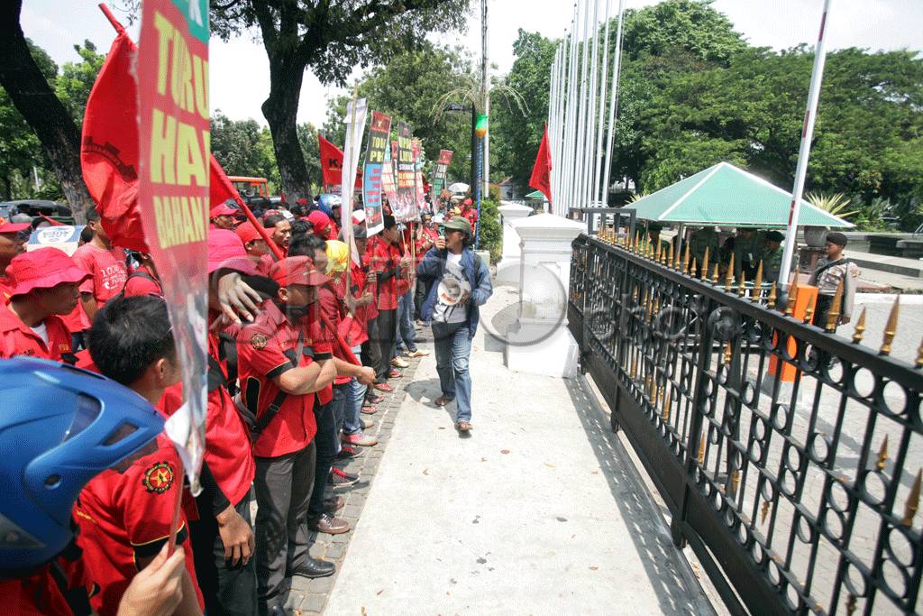 Buruh Tuntut Kenaikan...