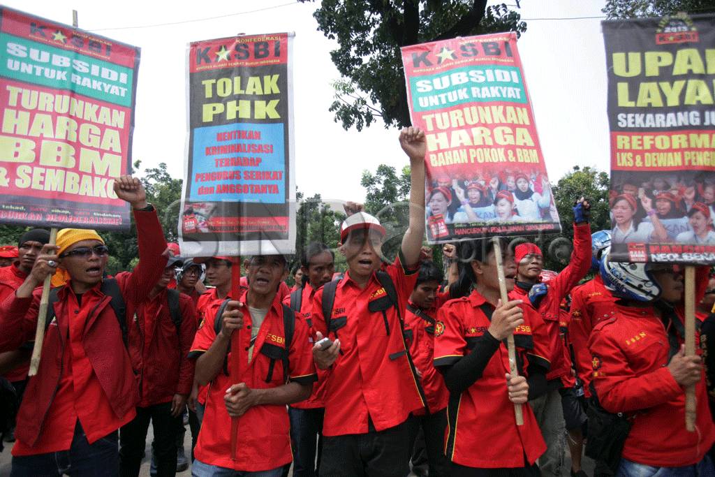 Buruh Tuntut Kenaikan...