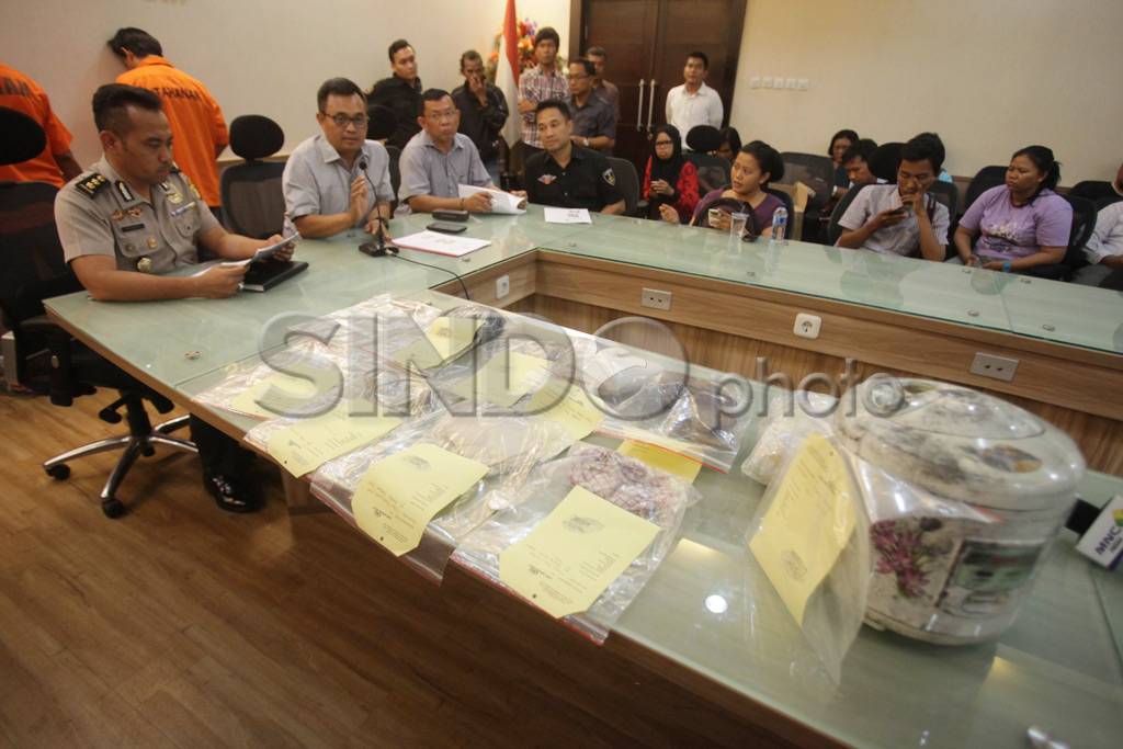 Polisi Bekuk Dua Pembunuh...
