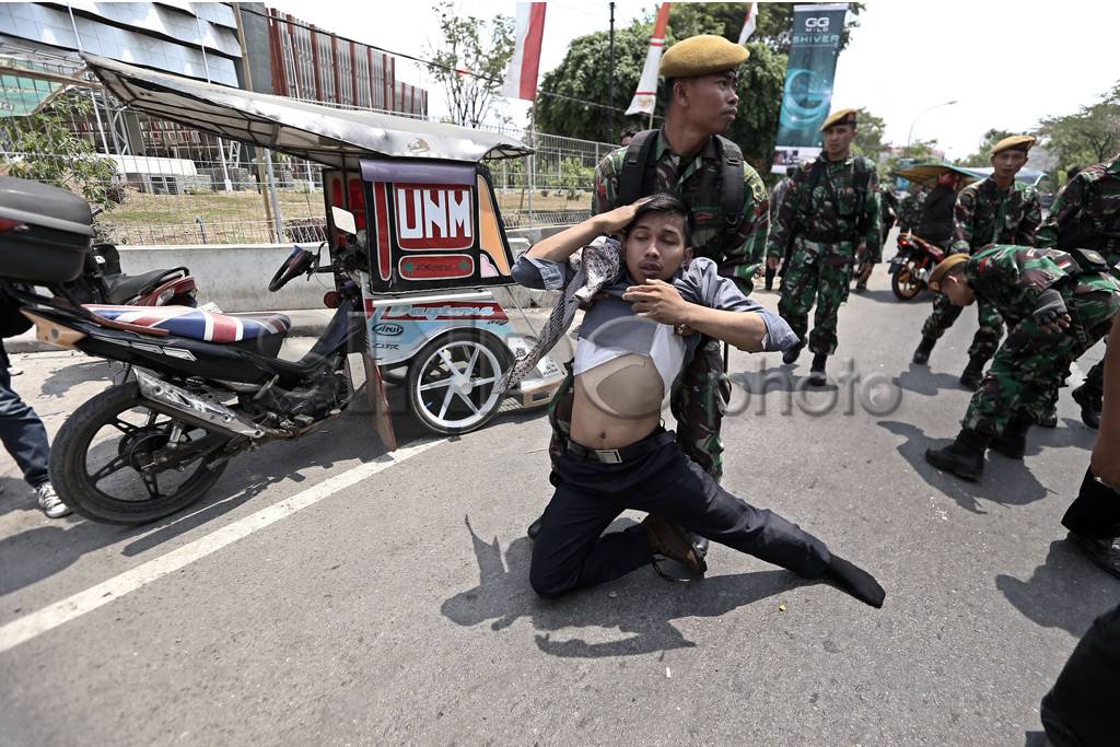 Bentrokan Pecah Saat...