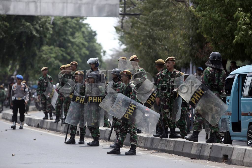 Bentrokan Pecah Saat...
