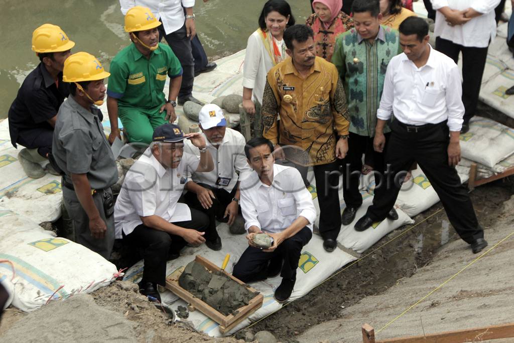 Presiden Jokowi Tinjau...