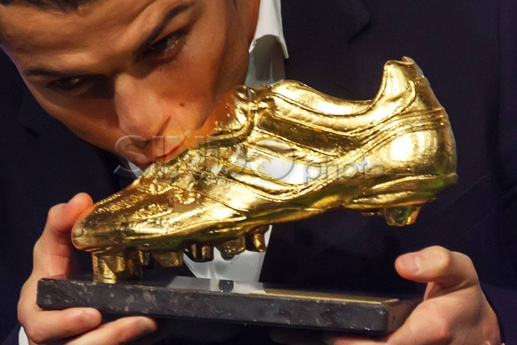 Ronaldo Raih Sepatu...
