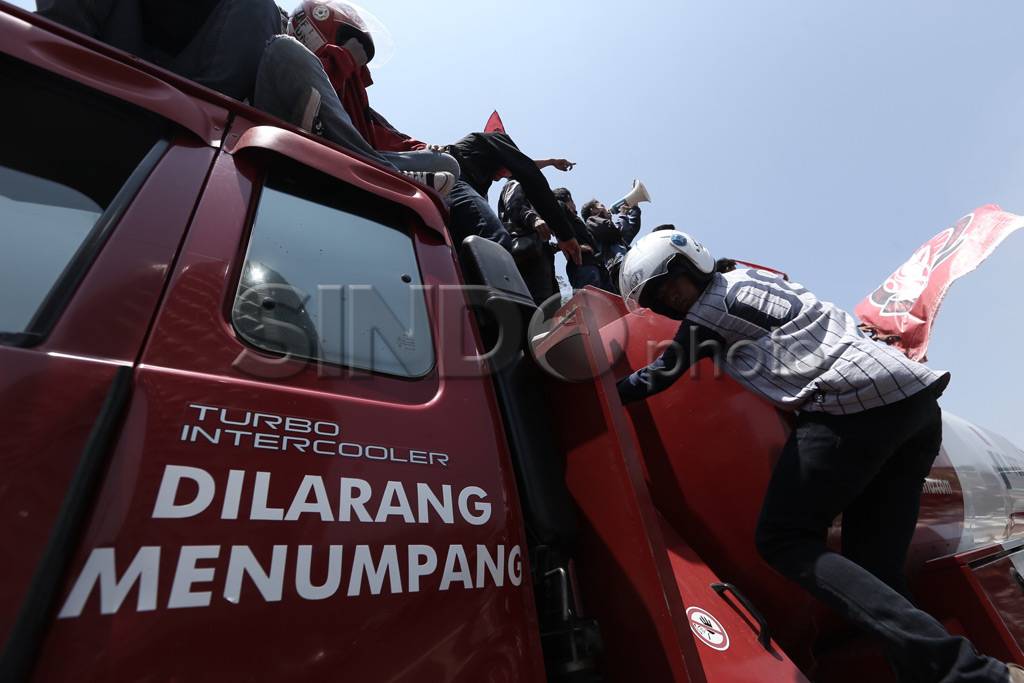 Mahasiswa UNM Sandera...