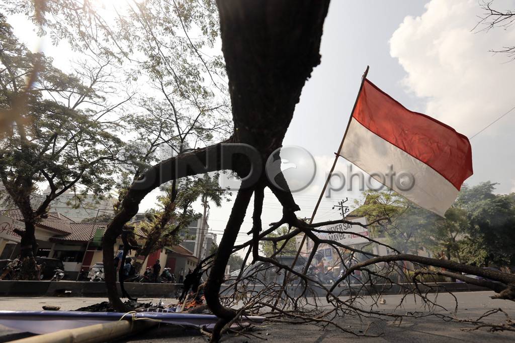 Mahasiswa UNM Blokir...