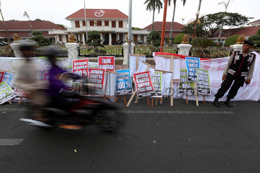 Buruh Surabaya Tuntut...