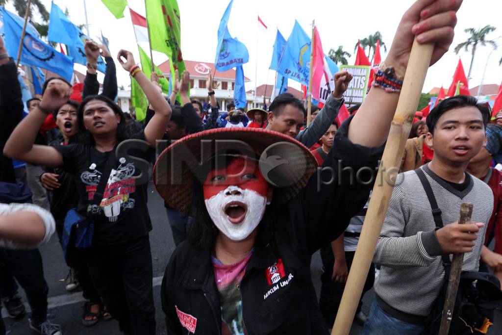 Buruh Surabaya Tuntut...