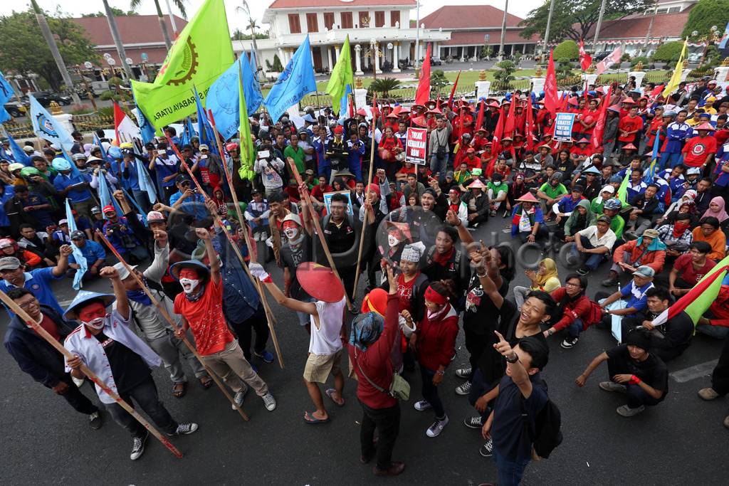 Buruh Surabaya Tuntut...