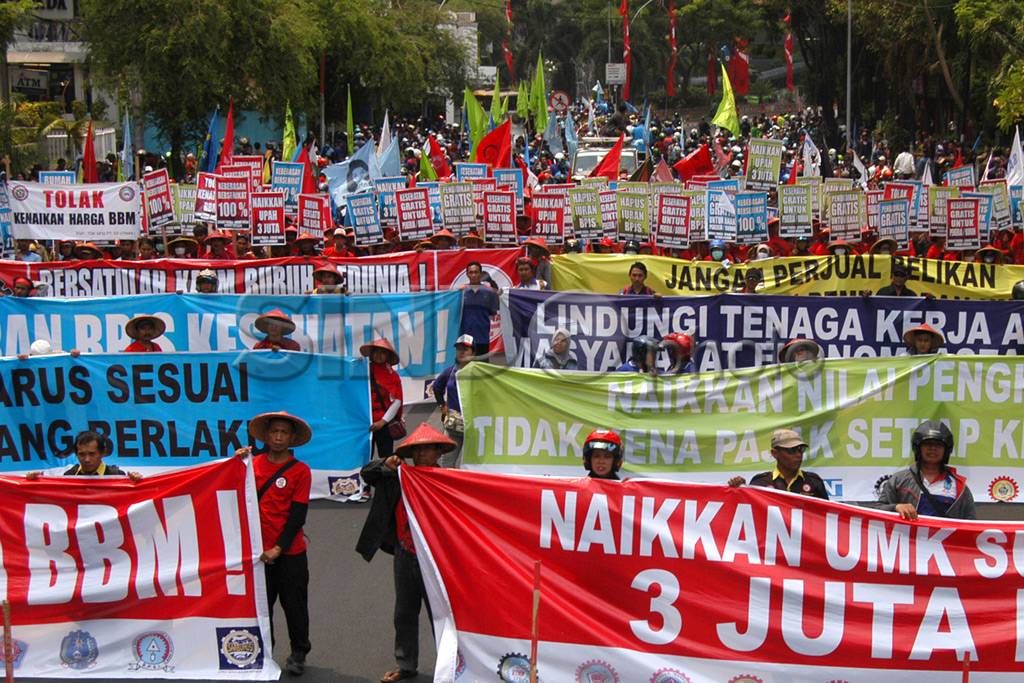 Buruh Surabaya Tuntut...