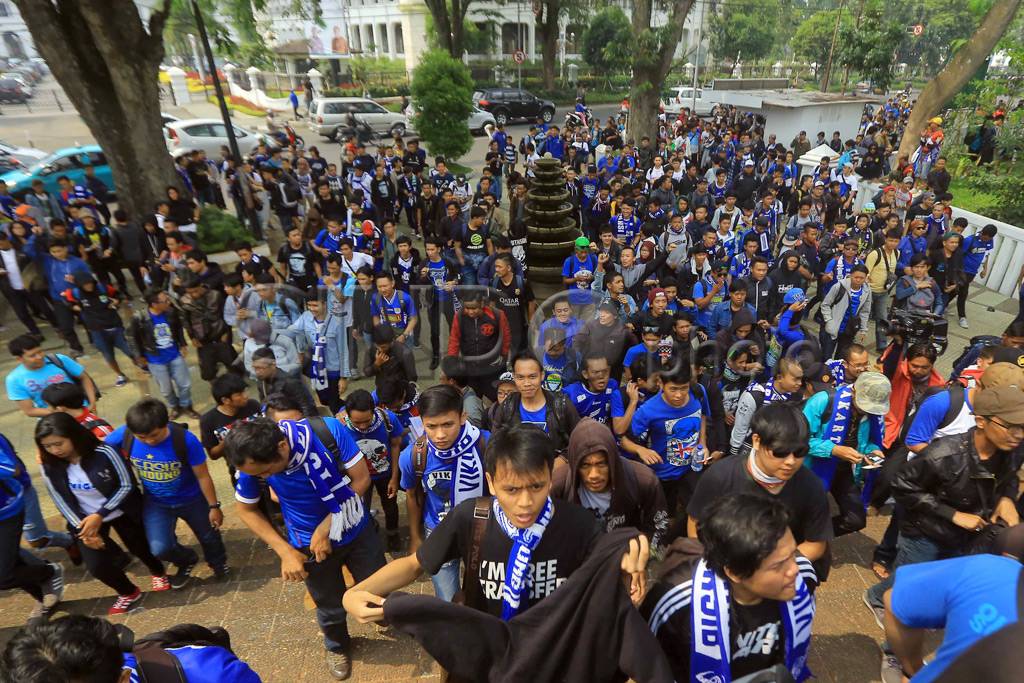 40 Bus Bawa Ribuan Bobotoh...