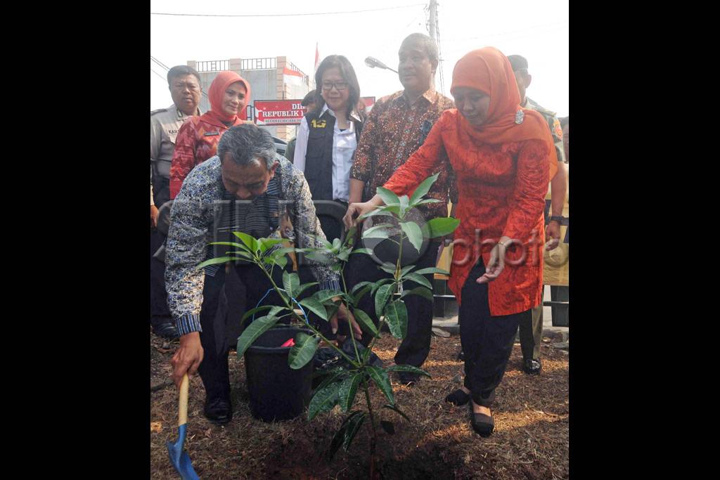 Mensos Khofifah Bersama...