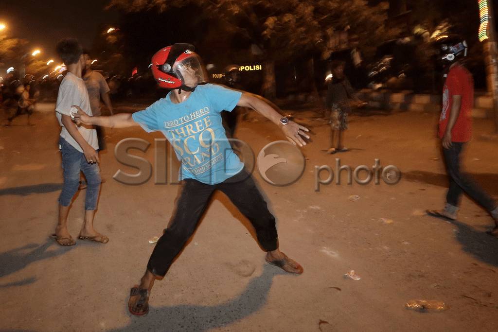 Polisi Bubarkan Paksa...