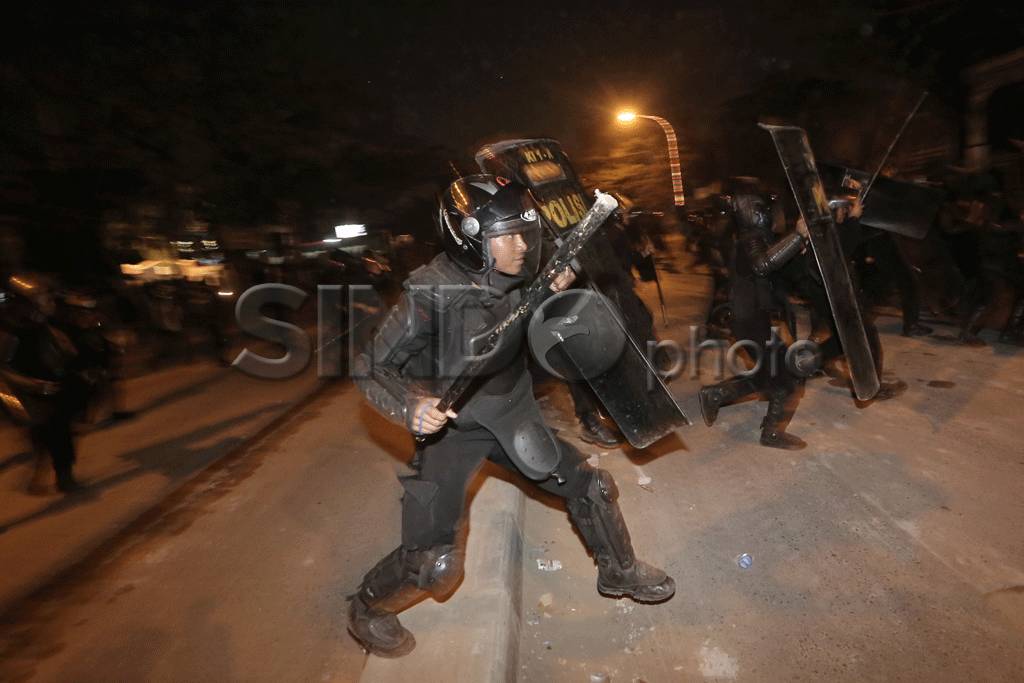 Polisi Bubarkan Paksa...