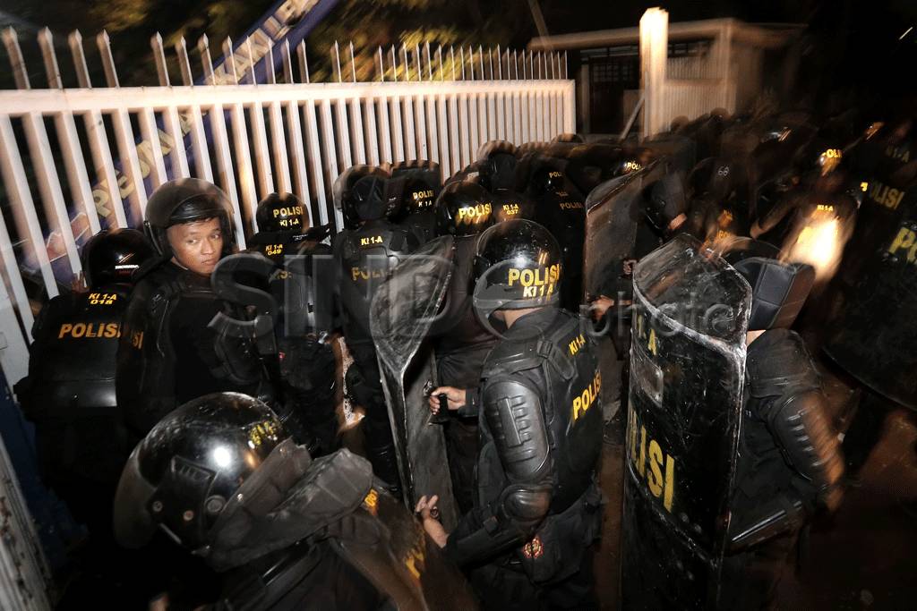 Polisi Bubarkan Paksa...