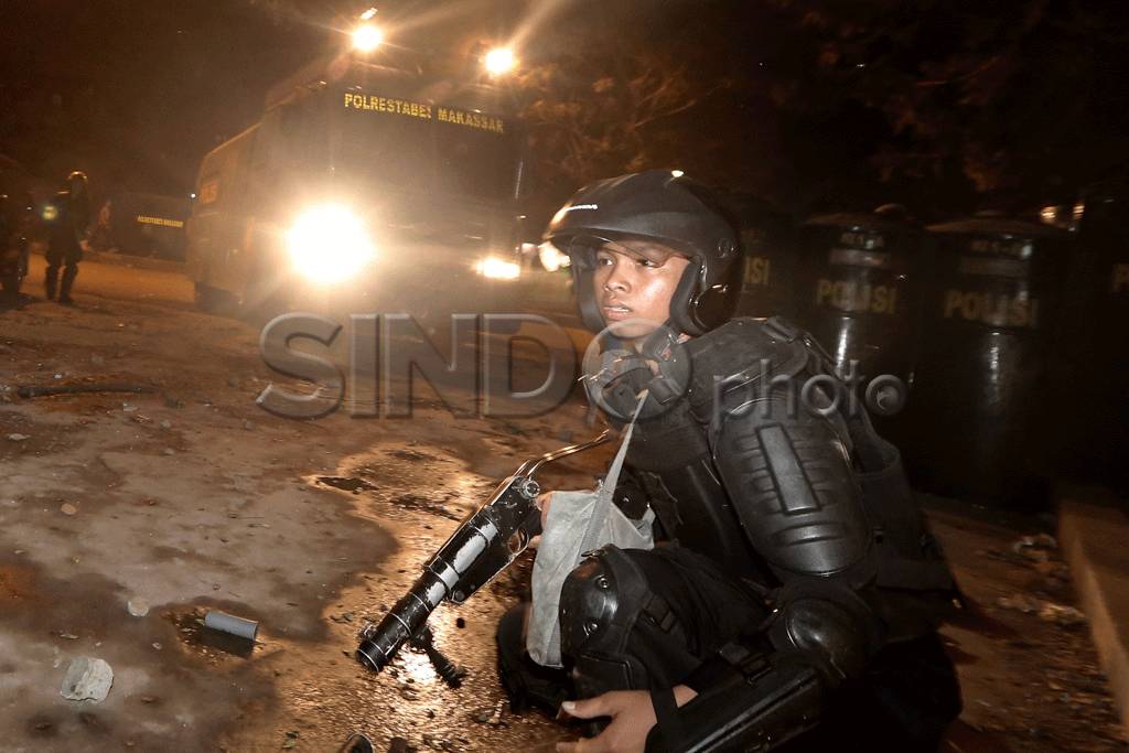 Polisi Bubarkan Paksa...