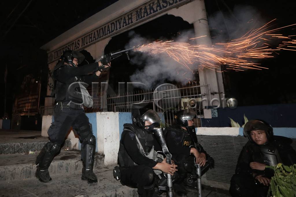 Polisi Bubarkan Paksa...