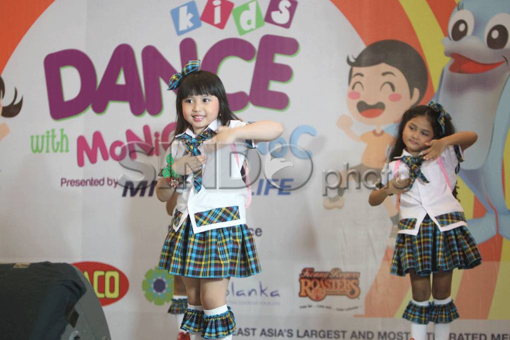 Dance with Monic Minoc