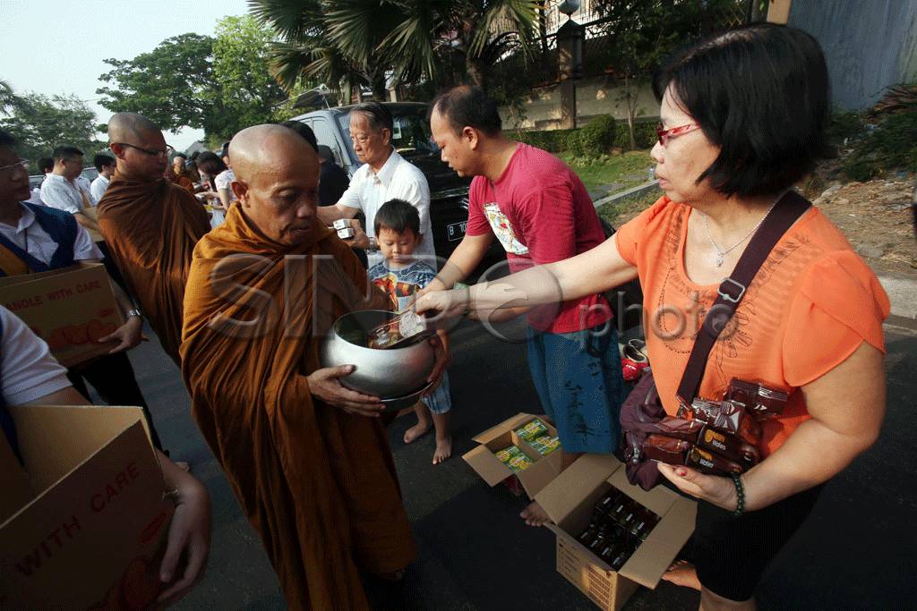 Umat Budha Sambut Hari...
