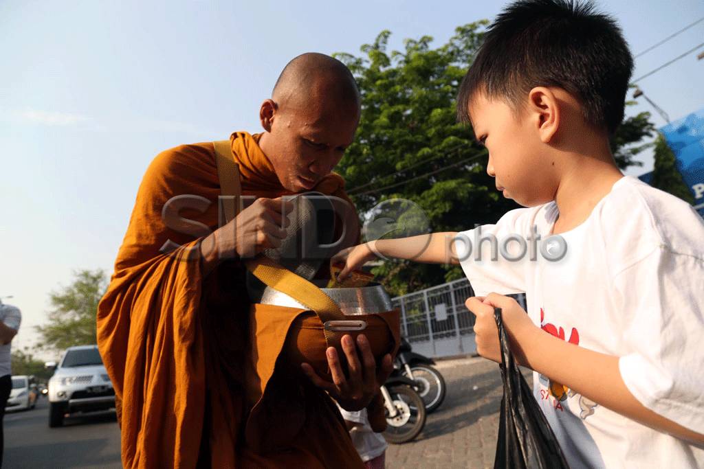 Umat Budha Sambut Hari...
