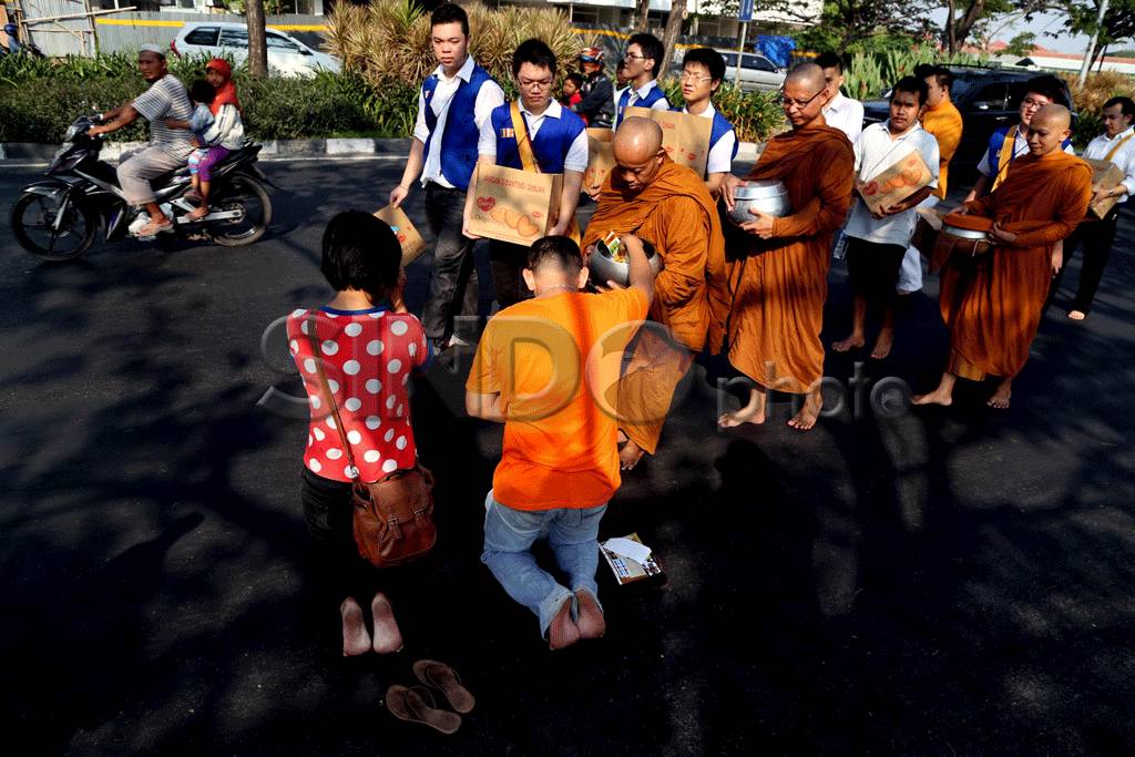 Umat Budha Sambut Hari...