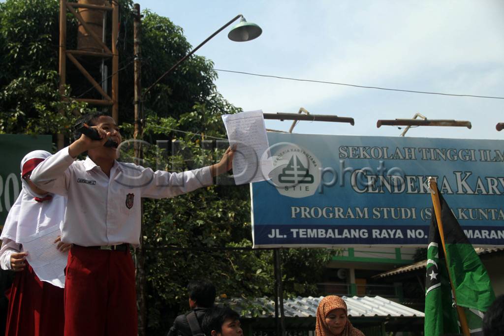 Siswa SD Demo Protes...