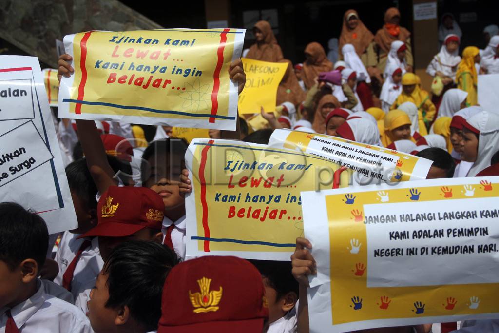 Siswa SD Demo Protes...