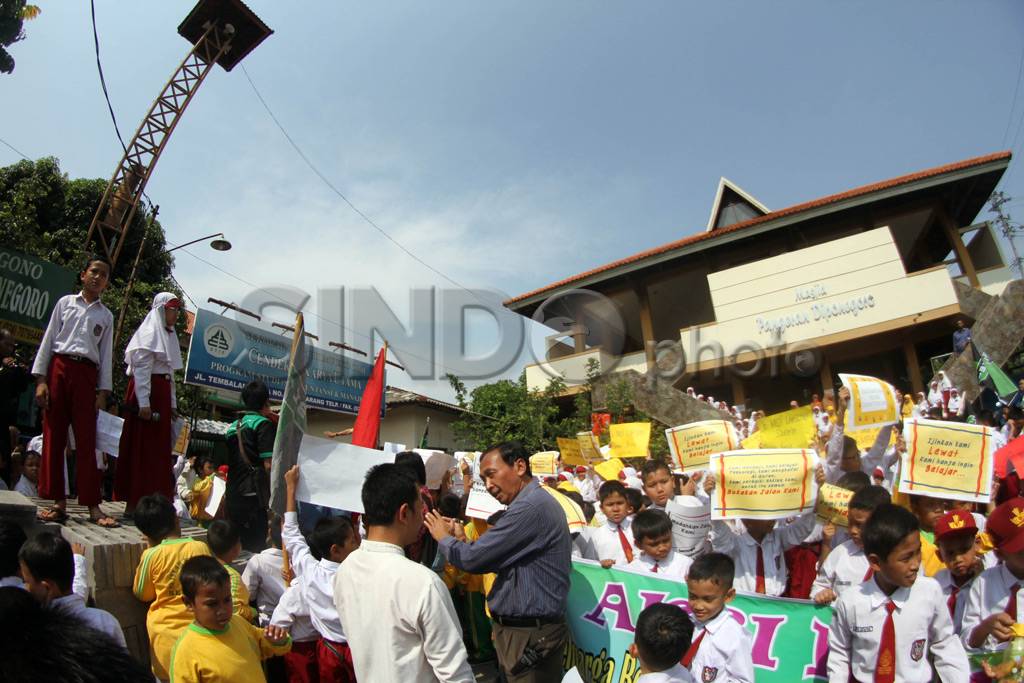 Siswa SD Demo Protes...