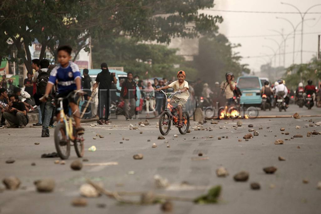 TNI Bubarkan Unjuk Rasa...