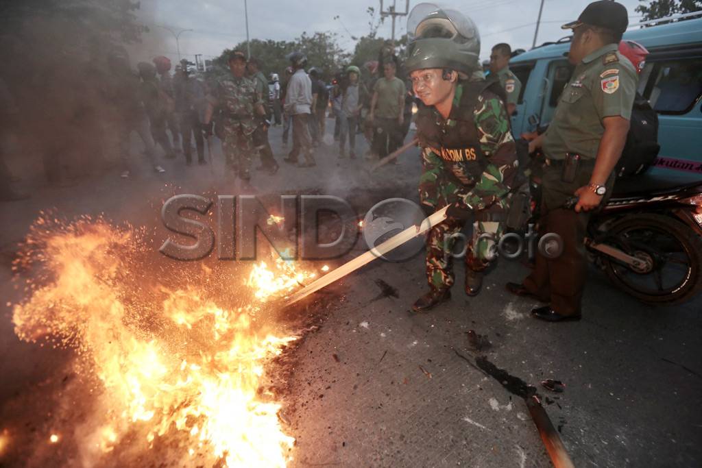 TNI Bubarkan Unjuk Rasa...