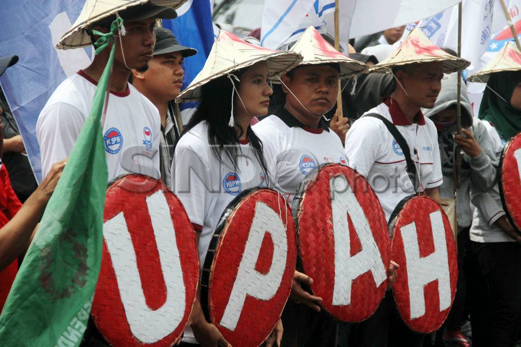 Buruh di Semarang Tolak...