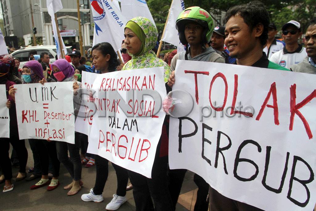 Buruh di Semarang Tolak...