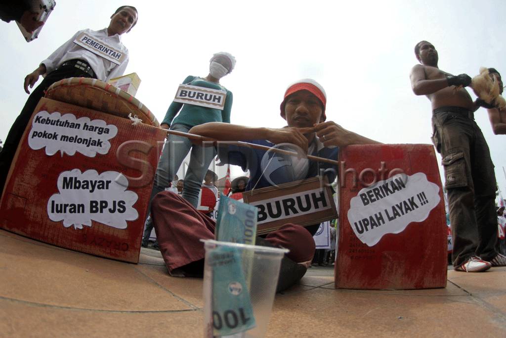Buruh di Semarang Tolak...