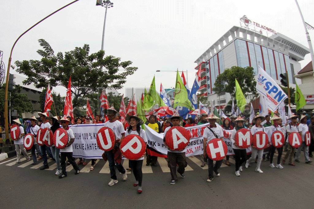Buruh di Semarang Tolak...