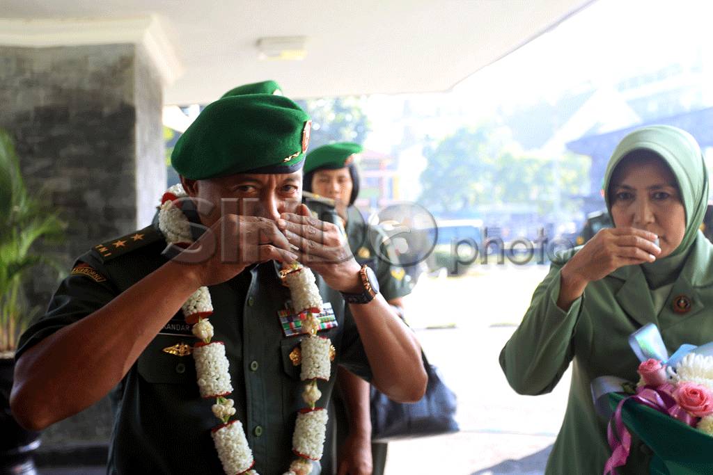 Pedang Pora Sambut Mayjen...