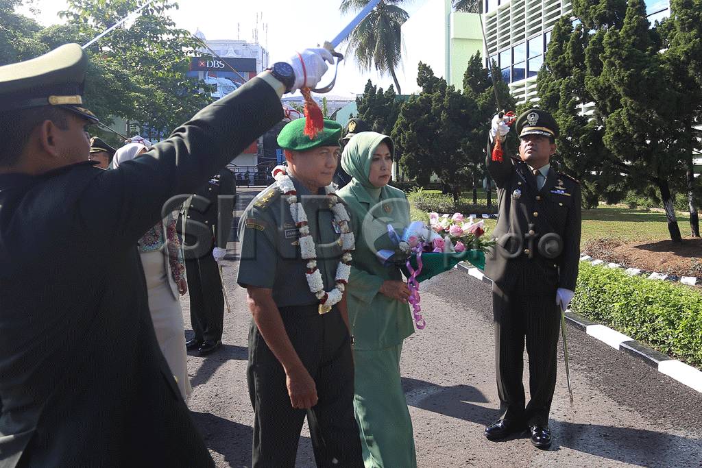 Pedang Pora Sambut Mayjen...
